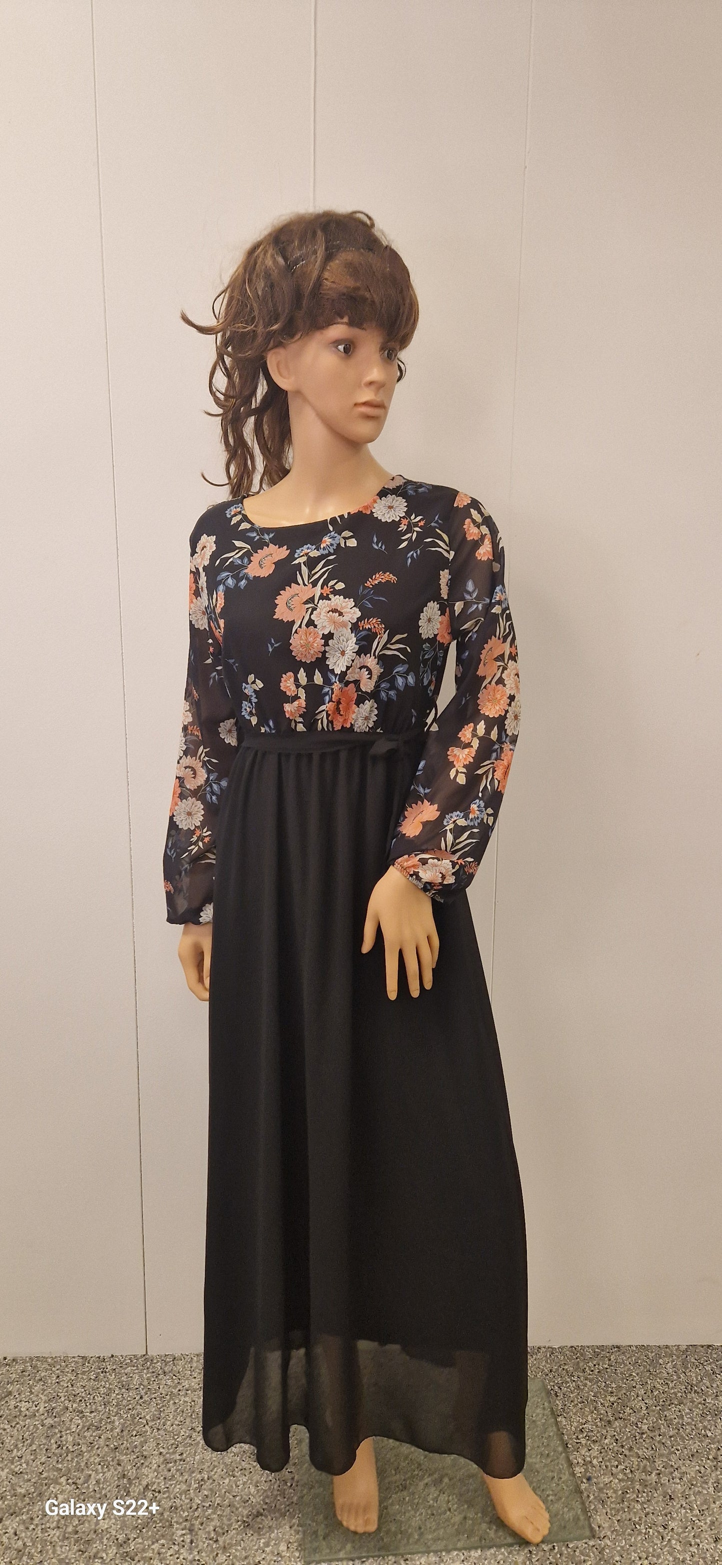 Síður kjóll svartur/rósir - New collection