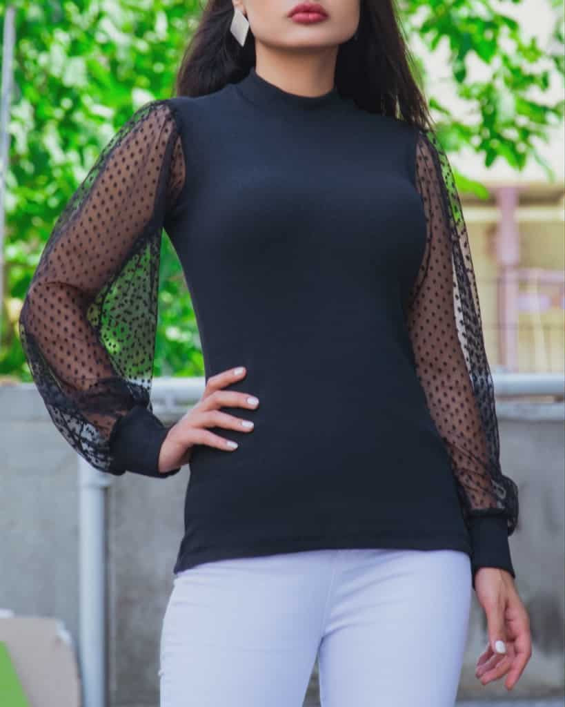 Svartur langermsbolur með ziffonermum