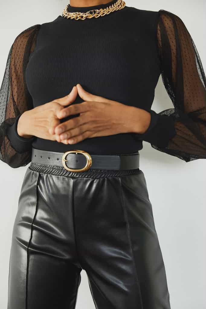 Svartur langermsbolur með ziffonermum