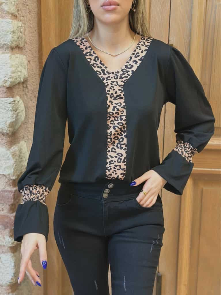 Langermaskyrta með V-hálsm. Hlébarða. .. .