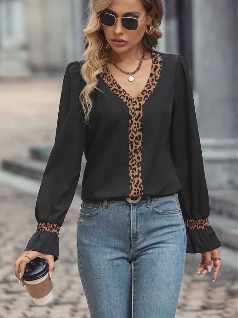 Langermaskyrta með V-hálsm. Hlébarða. .. .