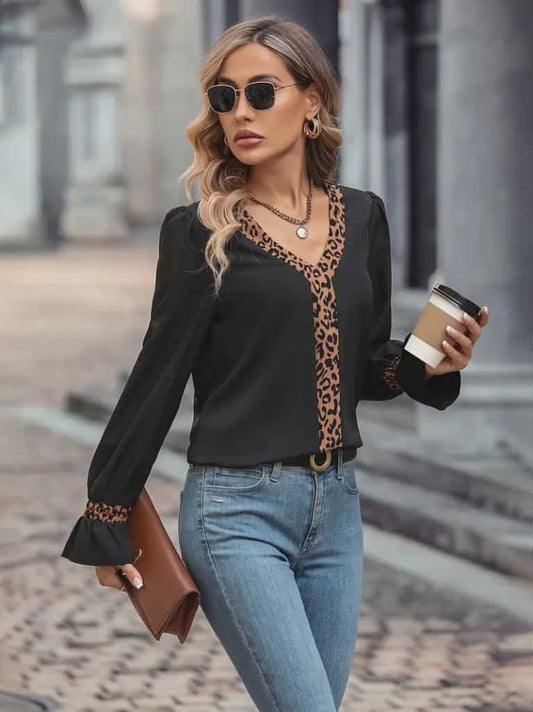 Langermaskyrta með V-hálsm. Hlébarða. .. .