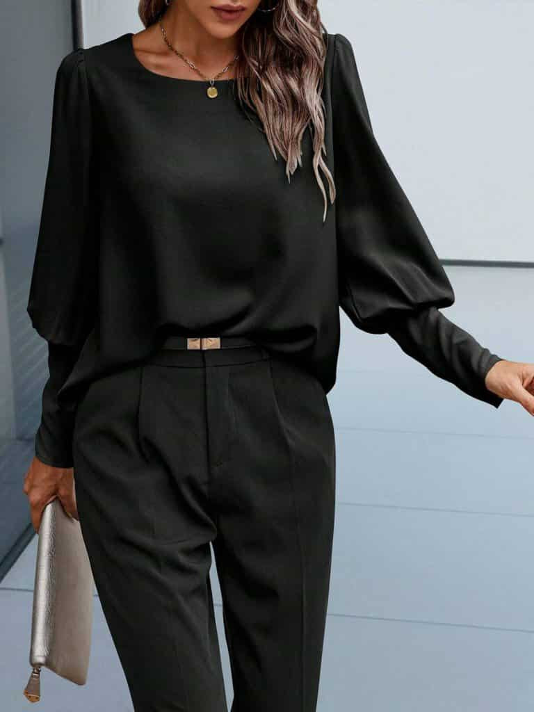 Skyrta með púffermum og hnöppum að aftan