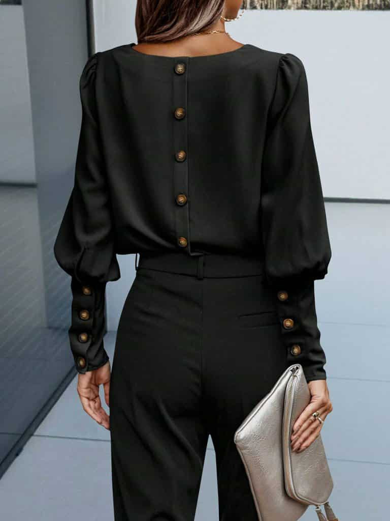 Skyrta með púffermum og hnöppum að aftan