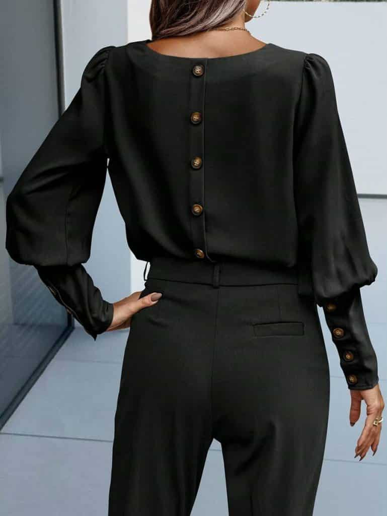 Skyrta með púffermum og hnöppum að aftan