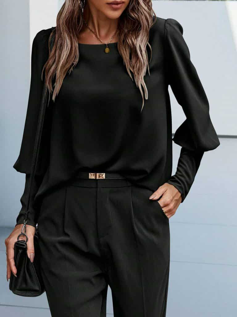 Skyrta með púffermum og hnöppum að aftan