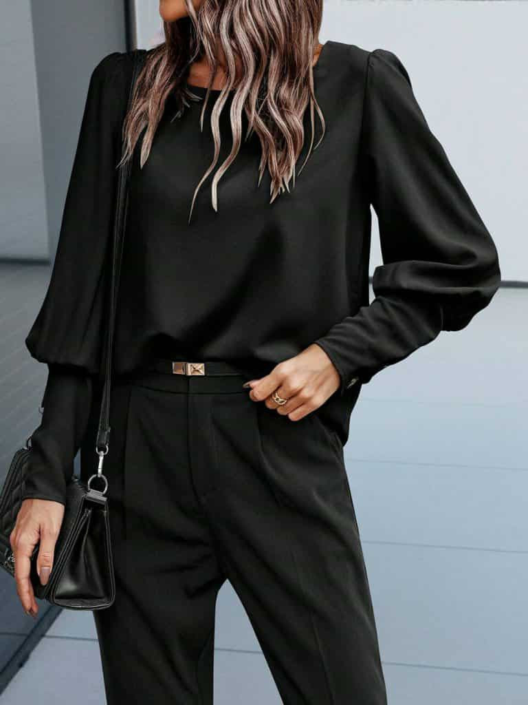 Skyrta með púffermum og hnöppum að aftan